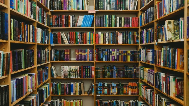 Από την Ξάνθη μέχρι τη Σίκινο: 11 βιβλιοπωλεία με ξεχωριστή ταυτότητα σε πόλεις και νησιά της Ελλάδας