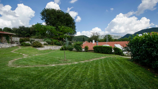 Το αρχοντικό που έγινε ξενώνας: Δύο αδέρφια έδωσαν νέα πνοή στο σπίτι των παππούδων τους στο Καλέντζι Ιωαννίνων