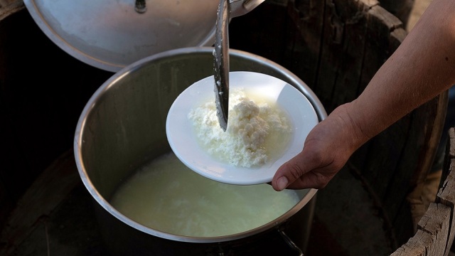 Στάκα: Η γεύση – σύμβολο της Κρήτης και πώς θα τη φτιάξετε στο σπίτι