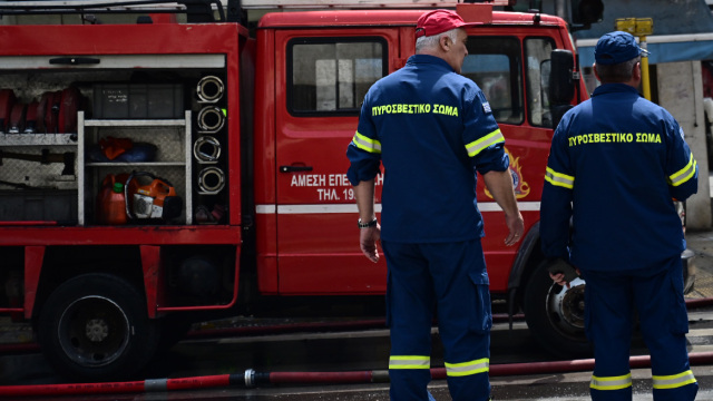 Υπό έλεγχο η φωτιά στους Αγίους Θεοδώρους, κανονικά τα δρομολόγια του Προαστιακού