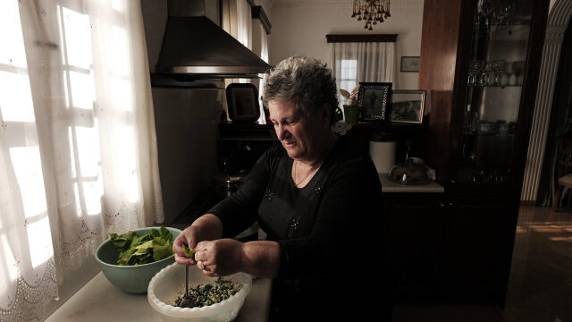 Μαγειρεύοντας γιαπράκια σε μια αυθεντική κουζίνα της Σαντορίνης