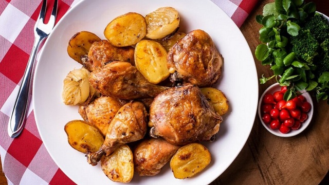 Kοτόπουλο στον φούρνο με πατάτες: Όλα τα μυστικά για ψήσιμο σαν της γιαγιάς