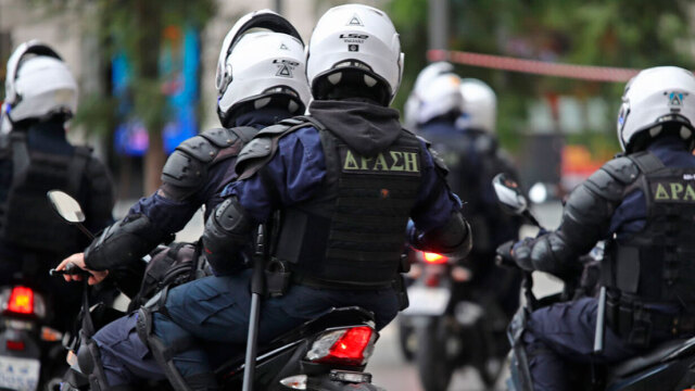 30χρονος μπήκε με όπλο σε κατάστημα στην Ομόνοια και πήρε με τη βία τη σύντροφό του