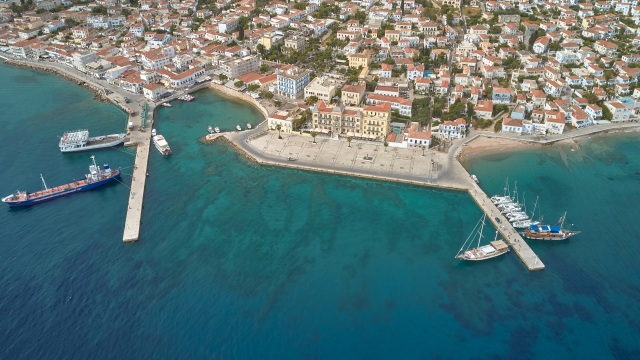 Αθήνα με θαλασσινή αύρα: Πώς τα κοντινά νησιά γίνονται τουριστικό «χαρτί» της Αττικής
