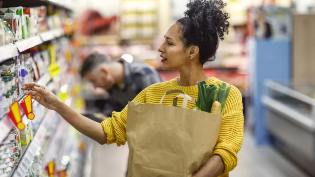 Ποιες είναι οι 10 τροφές που δεν πρέπει να αγοράζουμε σύμφωνα με τους ειδικούς
