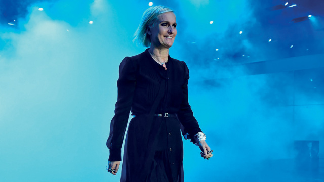 Η μεγάλη κυρία της μόδας Maria Grazia Chiuri «κρεμάει» τα ψαλίδια της