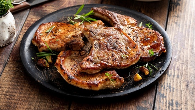 Πώς να μαγειρέψετε την τέλεια χοιρινή μπριζόλα στο τηγάνι