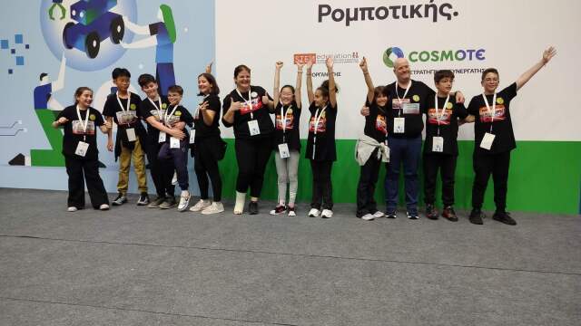 Σημαντική διεθνής διάκριση για τα Εκπαιδευτήρια Μάνεση: Στη Σιγκαπούρη και τη Σλοβενία οι ομάδες ρομποτικής του σχολείου
