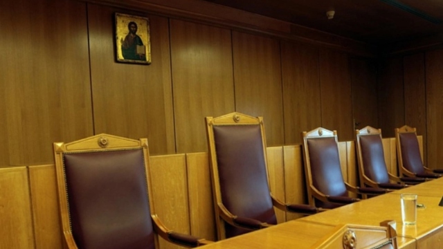 Διατάχθηκε πειθαρχική προκαταρκτική έρευνα για τον δικηγόρο που οπλοφορούσε μέσα σε δικαστική αίθουσα

