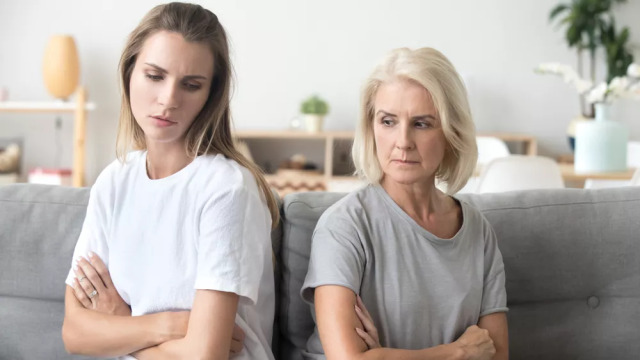 6 σημάδια ότι μεγαλώσατε με ναρκισσιστή γονέα – Τι αποκαλύπτουν οι ψυχολόγοι