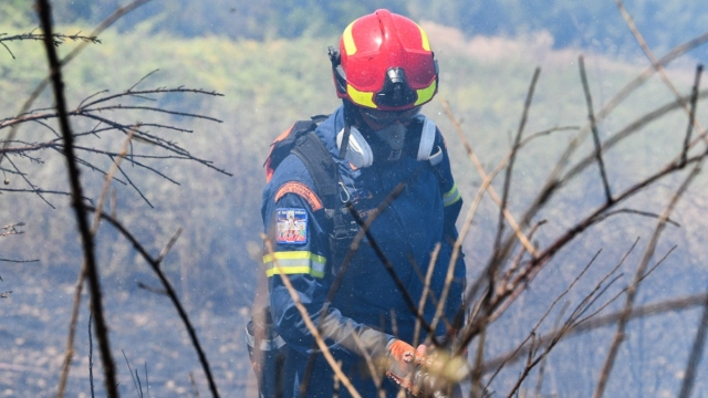Συνελήφθη μια γυναίκα για πυρκαγιά σε ξερά χόρτα στην Αθήνα, πρόστιμο 1.312 ευρώ σε άνδρα που έριξε αποτσίγαρα στη Χίο