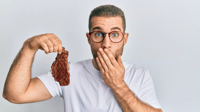 Πεπτικό: Τι παθαίνουμε όταν δεν τρώμε κρέας για μεγάλο διάστημα; Έρευνα απαντά
