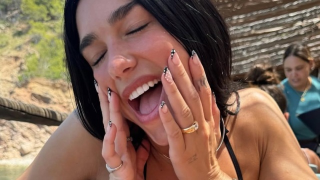 Polka Dot Nails: οι celebrities που υιοθέτησαν αυτό το trend νυχιών
