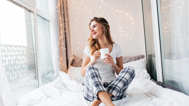 7 πρωινές συνήθειες που θα ανεβάσουν τη διάθεσή σας και την ενέργειά σας
