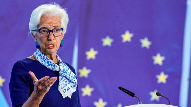 Ανάλυση FT: Πόσα χρήματα παραπάνω από τον βασικό της μισθό κερδίζει η Κριστίν Λαγκάρντ