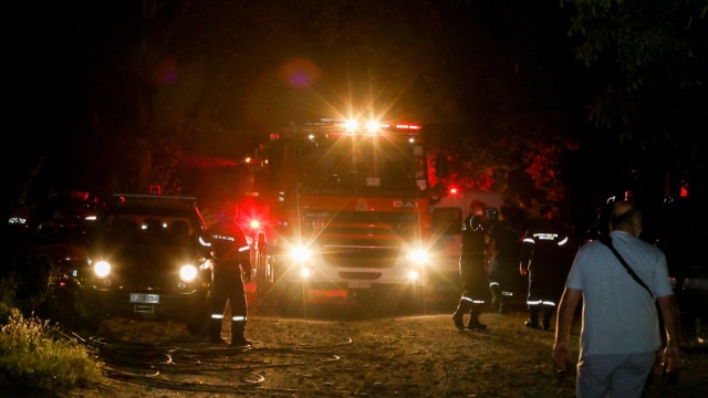 Φωτιά τώρα στις Αχαρνές, επεκτάθηκε από χαμηλή βλάστηση σε χώρο εργοστασίου με παλέτες, βίντεο