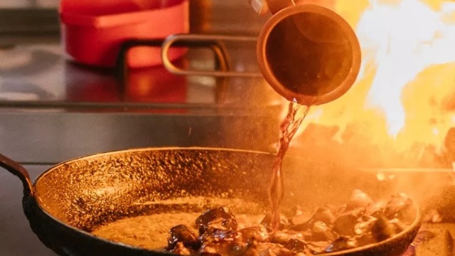 Μπάρμπα Βασίλης στο Καπανδρίτι: Για τυροπιτάρι και θεϊκά παϊδάκια