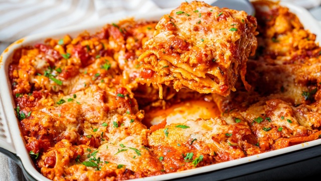 Λαζάνια: 12 συνταγές που ανυπομονούμε να βγουν από τον φούρνο