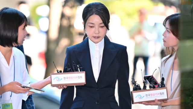 Η πρώην Πρώτη Κυρία της Νότιας Κορέας κατηγορείται ότι πήρε δώρα αξίας 200.000 δολαρίων και αναμίχθηκε σε κρατικές υπόθεσεις