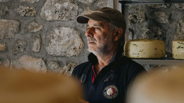 Από τη Σαντορίνη στην Ιθάκη: Το τυροκομικό ταξίδι του Χρύσανθου Καραβία