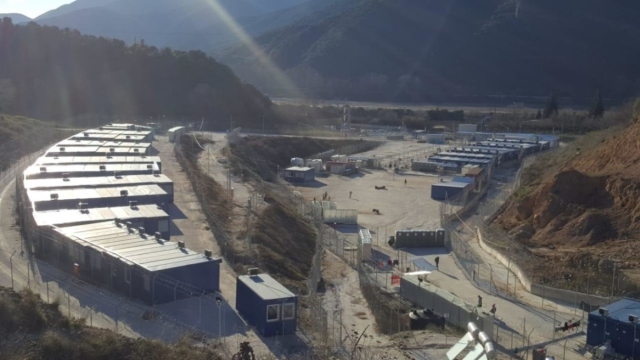 Εξέγερση στη Δομή Σιντικής στις Σέρρες: Πετροπόλεμος μεταναστών με την αστυνομία και φθορές στην περίφραξη