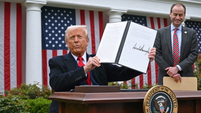 Ο Τραμπ «πάγωσε» για ένα χρόνο την αύξηση δασμών σε ορισμένα εισαγόμενα έπιπλα