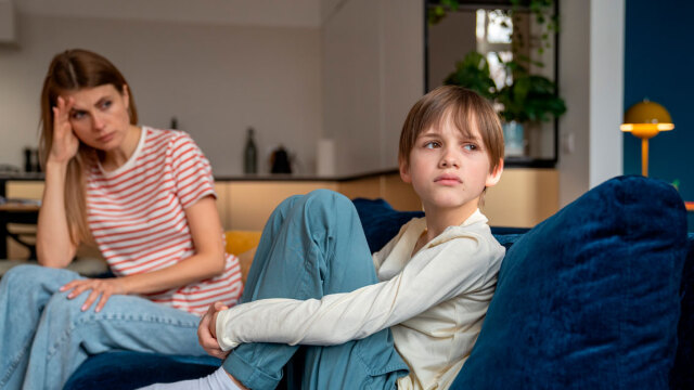 Πέντε τοξικές φράσεις από γονείς που μοιάζουν αθώες αλλά πληγώνουν ένα παιδί