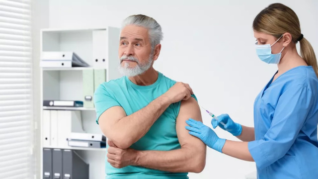 Το εμβόλιο που καθυστερεί τη γήρανση στους 70χρονους – Τι κάνει στο ανοσοποιητικό σύστημα