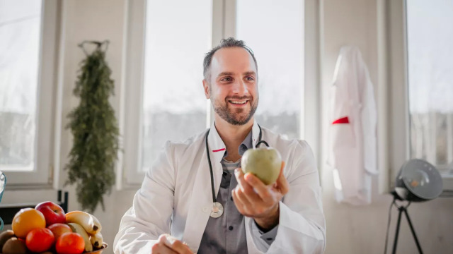 Γιατρός του Harvard δεν τρώει ποτέ αυτό το φρούτο – Η λίστα με τα καλύτερα και τα «χειρότερα» για το έντερο
