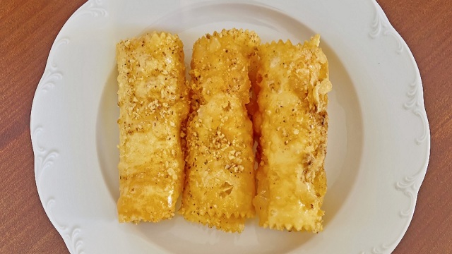 Δίπλες: Όπου γάμος και χαρά ένα παραδοσιακό γλυκό με συμβολισμούς