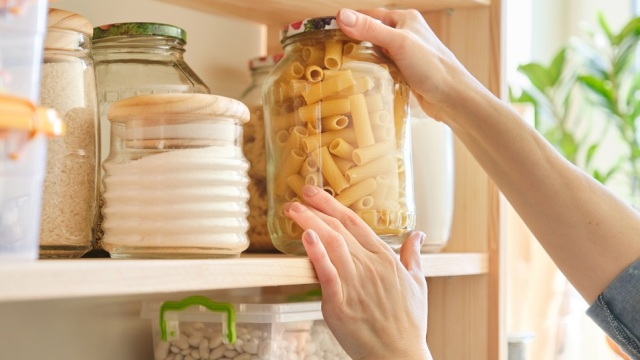 Πώς θα απαλλαγούμε από τον σκόρο τροφίμων στα ντουλάπια της κουζίνας