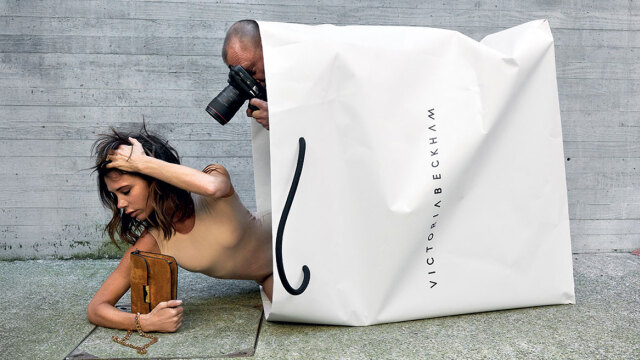 Jurgen Teller: Ο «βέβηλος» φωτογράφος που πόζαρε χωρίς ρούχα στον τάφο του πατέρα του και ξεγύμνωσε τους σταρ 
