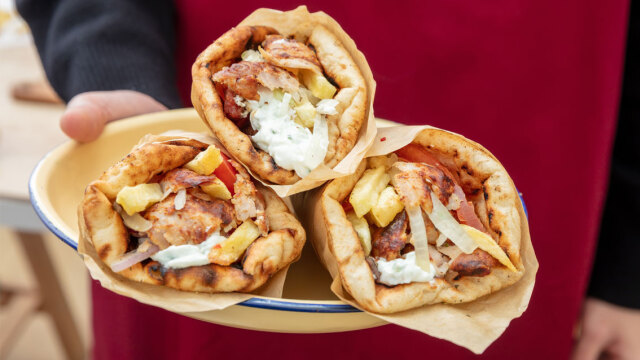 Σουβλάκι: Οι τιμές σε Αθήνα, Θεσσαλονίκη, Πάτρα, Λάρισα, Βόλο και Κρήτη – Πού χτυπάει «κόκκινο» το τυλιχτό