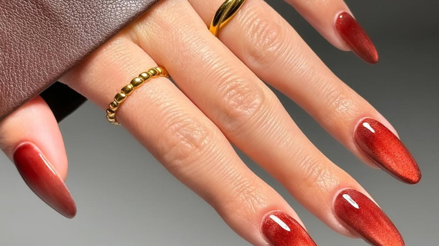 Velvet nails: Η πιο πολυτελής τάση στο μανικιούρ της εορταστικής σεζόν

