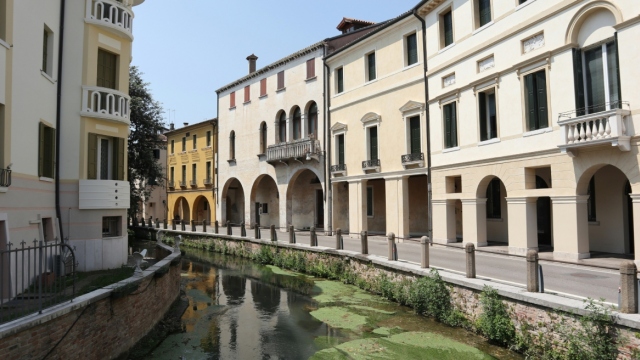 Η «έξυπνη» πόλη της Ιταλίας που θεωρείται μία μικρή Βενετία - Εντυπωσιακά κανάλια και φημισμένο τιραμισού