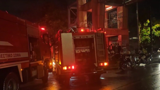 Κάηκαν δύο ΙΧ και τρεις μηχανές έξω από κτήριο στο Γαλάτσι