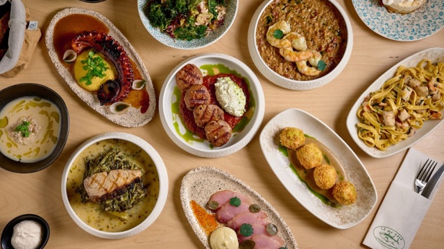 12 με Τόνο: Σύγχρονη ψαροφαγία στη Νέα Ερυθραία από τον Μιχάλη Κεχαγιόγλου