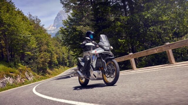 Δοκιμάζουμε το ανανεωμένο Honda Transalp 750 - Με πόσο το αποκτάς στην Ελλάδα;