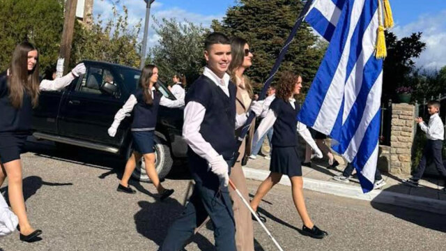 Συγκίνηση για τον τυφλό σημαιοφόρο στη μαθητική παρέλαση της 28ης Οκτωβρίου στη Γαβαλού Αγρινίου - Δείτε βίντεο