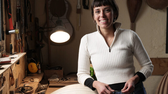 
Η Αγγελική επέλεξε το Λιτόχωρο για να ζήσει και να αφιερωθεί την τέχνη της οργανοποιίας