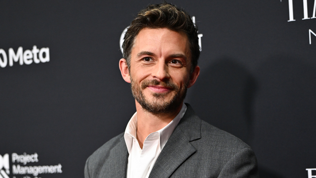 Τζόναθαν Μπέιλι για τον τίτλο του πιο σέξι άντρα για το 2025 - «Ξέρω τι σημαίνει για τον νεότερο εαυτό μου και για την κοινότητα των LGBTQ+»