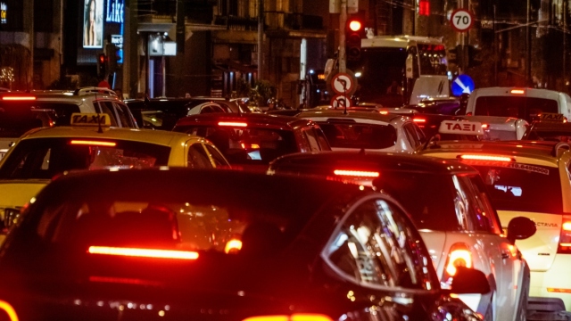 Στο κόκκινο η κίνηση στον Κηφισό και στο κέντρο της Αθήνας, καθυστερήσεις σε Κηφισίας και Αττική Οδό