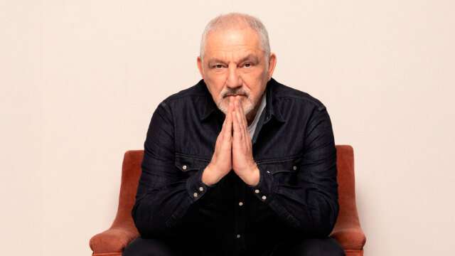 Ο Νίκος Πορτοκάλογλου «Ανάμεσα σε φίλους» στο Θέατρο Παλλάς