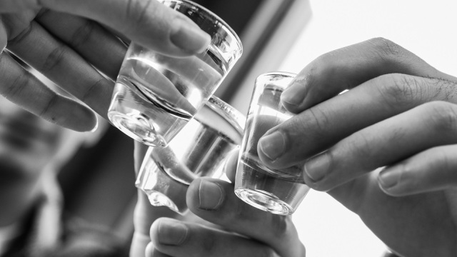 Τσικουδιά ή ρακή; Όπως κι αν λέγεται, θέλει καλή παρέα και μερακλίδικο μεζέ