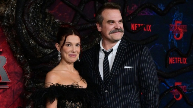 Η Μίλι Μπόμπι Μπράουν γελούσε με τον Ντέιβιντ Χάρμπορ  στο κόκκινο χαλί μετά τις καταγγελίες για εκφοβισμό εις βάρος του