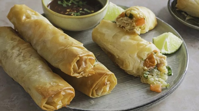 Μαγειρεύουμε 10 πιάτα που σερβίρονται σε ένα νεο-καφενείο
