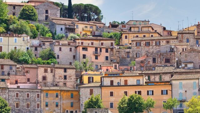 Η πόλη που μοιάζει βγαλμένη από μεσαιωνικό παραμύθι στην καρδιά της Ιταλίας
