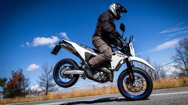 Δοκιμάζουμε την Suzuki DR-Z4 SM - Πόσο κοστίζει στην Ελλάδα
