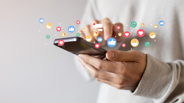 Social media: Όσο περισσότερο scroll, τόσο περισσότερο κέρδος για τις πλατφόρμες – Το τίμημα για τα παιδιά
