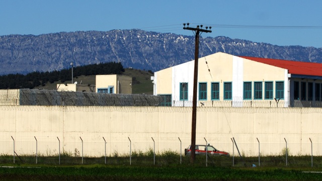 Άγριο σκηνικό στις φυλακές Τρικάλων: Κρατούμενοι απείλησαν συγκρατούμενό τους με μαχαίρι και ζήτησαν €4.000 

